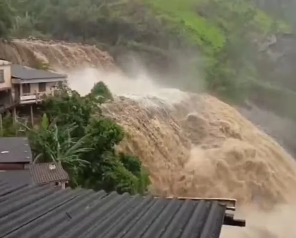 Petrópolis (RJ) sofre com alagamentos após temporal e Defesa Civil emite alerta extremo