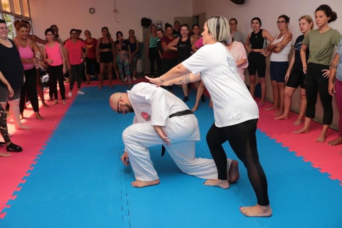 Santos torna lei o programa 'Eu Me Defendo' com aulas gratuitas de defesa pessoal para mulheres