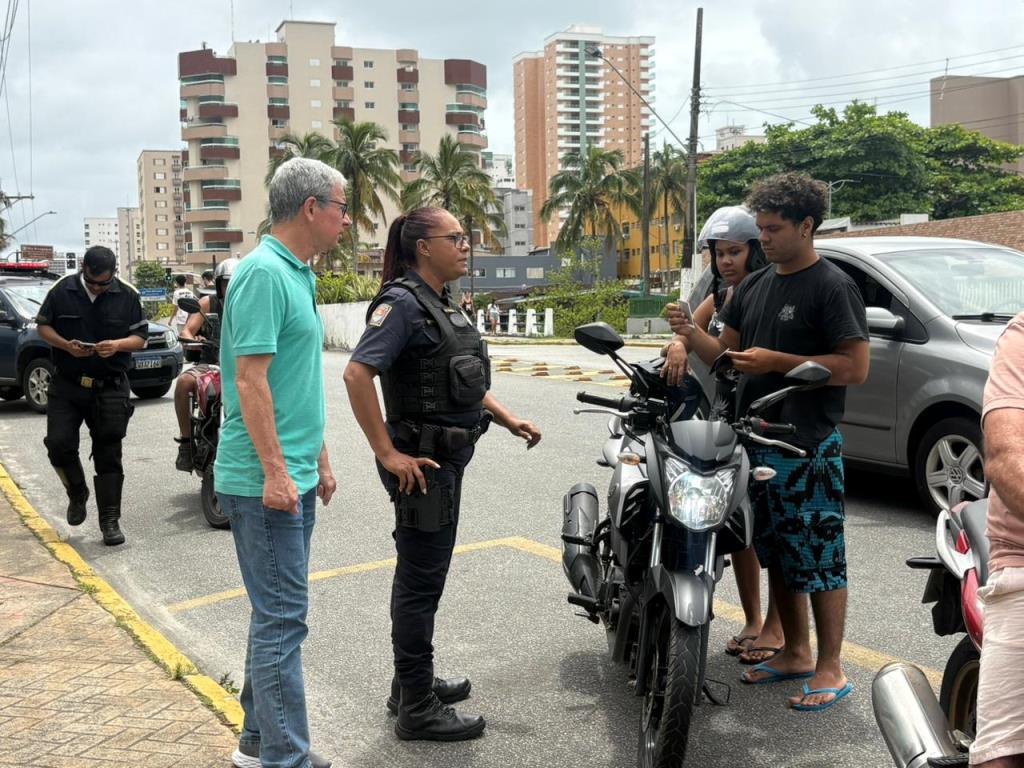 Em Mongaguá, blitz orienta motociclistas