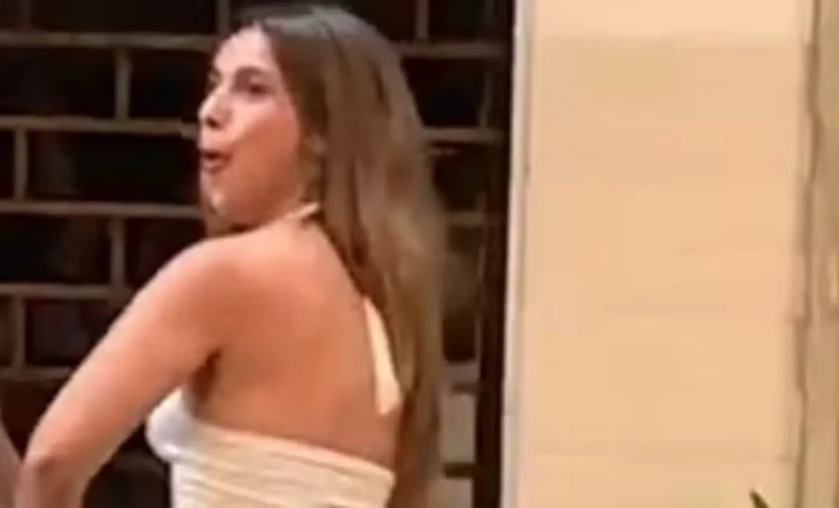 Advogada argentina diz ofensas racistas e imita macaco em bar no Rio