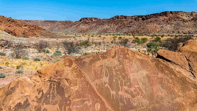 Arábia Saudita descobre sítios de pinturas rupestres milenares na região montanhosa de Soudah
