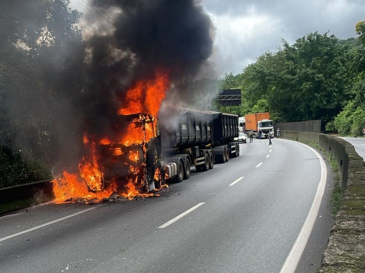 Caminhão com 74 toneladas de açúcar pega fogo na Via Anchieta