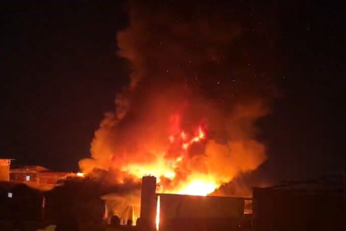 Incêndio deixa mais de 100 desabrigados na maior favela sobre palafitas do Brasil