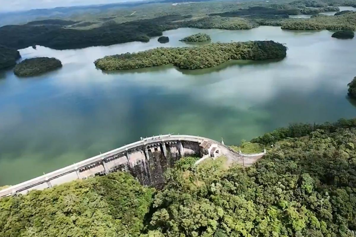 Lugar ‘mágico’ no litoral de SP reúne poema premonitório, caminho de D. Pedro e tirolesa