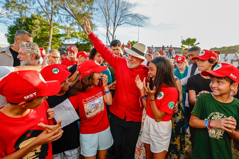 Lula vai a ato do MST e diz que está pronto para enfrentar fascistas na eleição