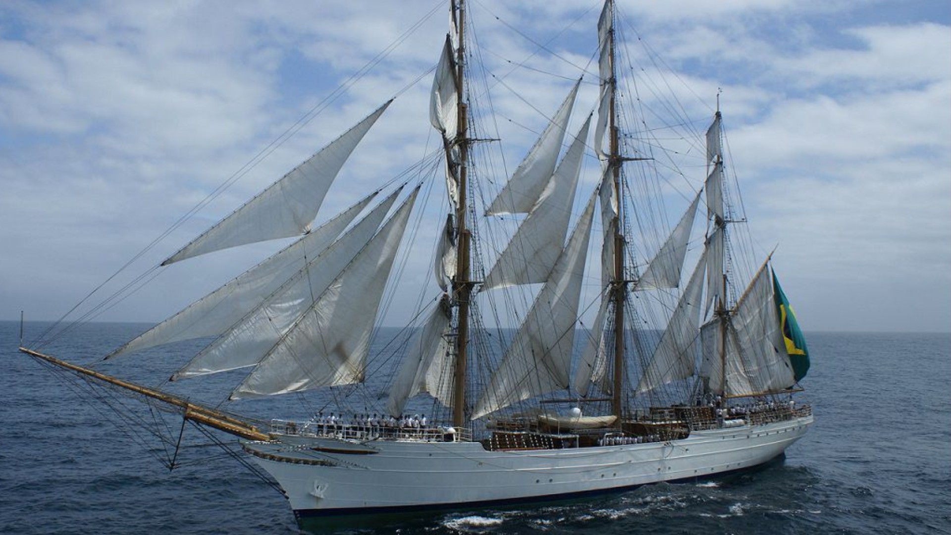 Navio da Marinha atraca no Porto de Santos e abre para visitação