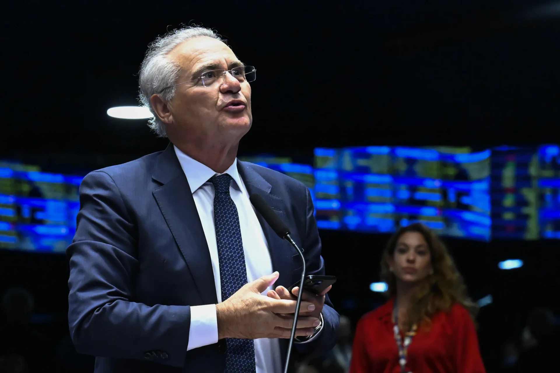 Senador pede bloqueio de bens de ex-prefeito e Vorcaro