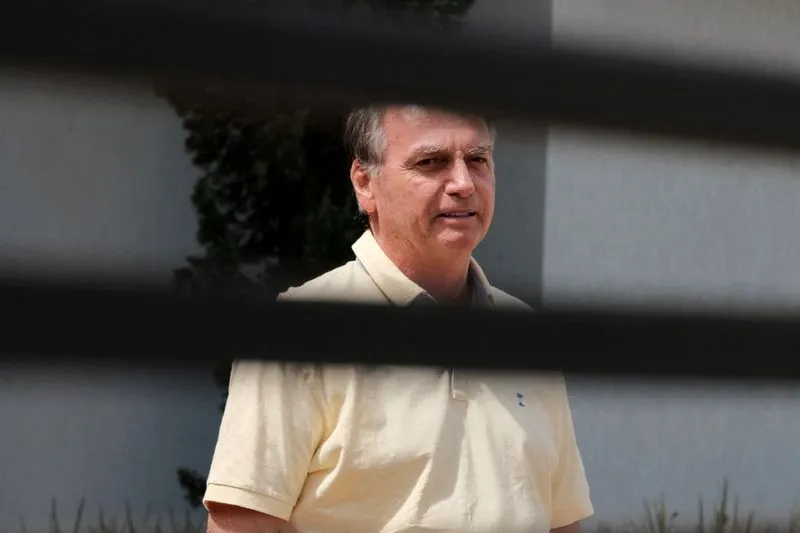 Defesa de Bolsonaro pede visita de aliado de Trump; decisão ficará com Moraes