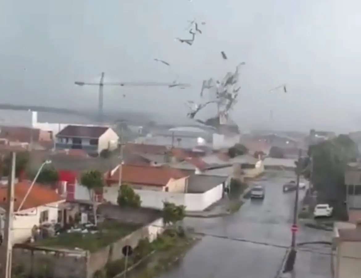 Tornado atinge região metropolitana de Curitiba e causa destruição