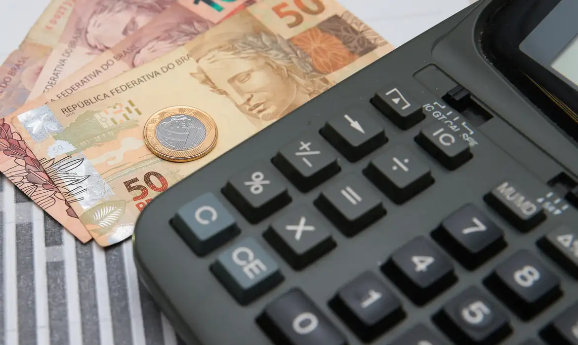 Quaest: Percepção negativa da economia persiste apesar de desemprego em mínima histórica