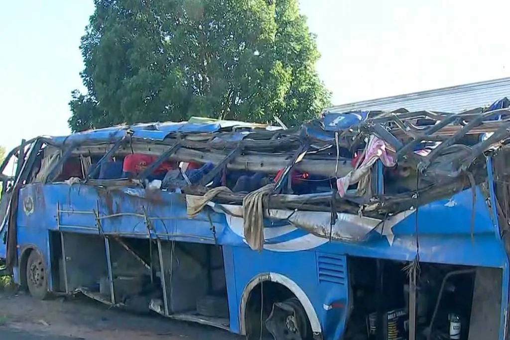 Acidente com ônibus de trabalhadores rurais deixa 6 mortos em rodovia de SP