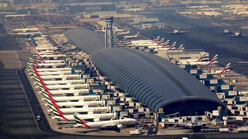 Aeroporto de Dubai é atingido e quatro ficam feridos