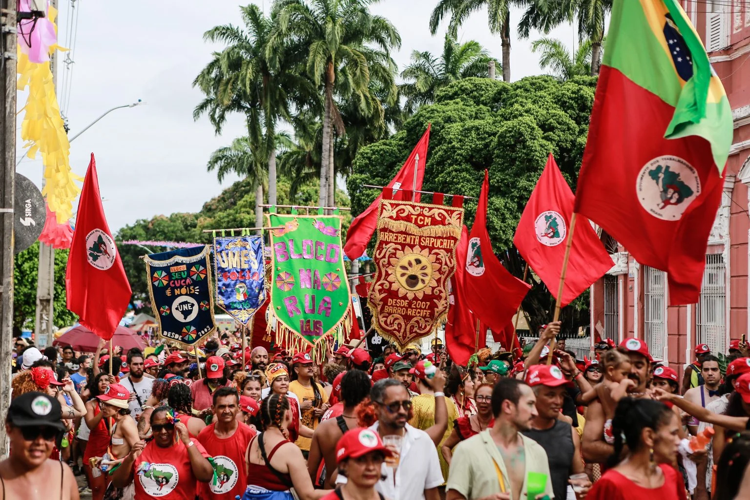 Bloco Sem Terra sai às ruas de Olinda em defesa da soberania e do direito à folia