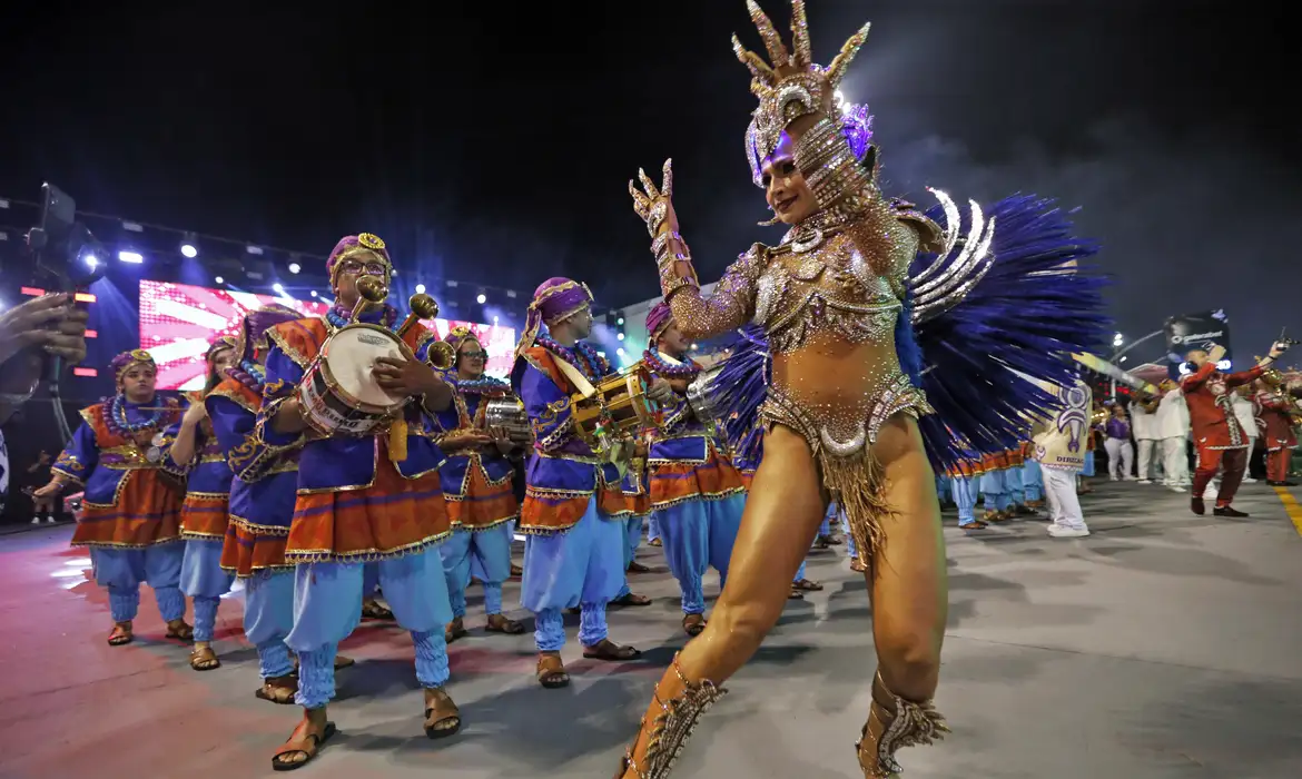 Desfiles em SP têm homenagens a povos originários; Rio tem sábado com Série Ouro