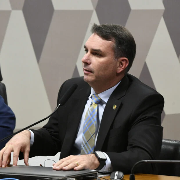 Flávio Bolsonaro convoca reunião para frear brigas internas