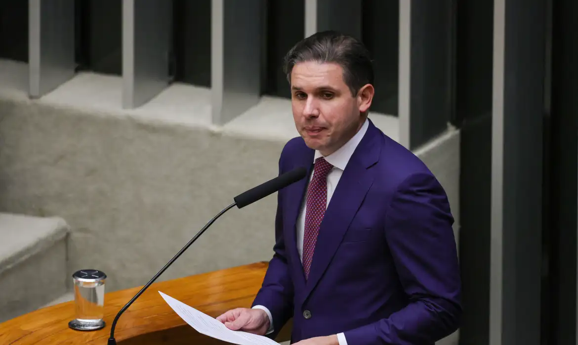 Hugo Motta promete avançar sobre escala 6×1 e trabalho por aplicativos