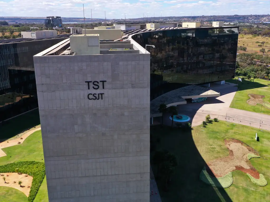 Juízes do Trabalho receberam R$ 1 bilhão acima do teto em 2025