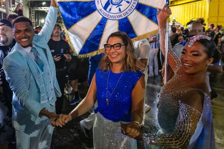 Jurídico do governo não vê impedimento, e Janja desfilará em escola que homenageia Lula