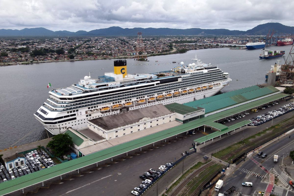 Mais de 15 mil turistas embarcam em seis navios de cruzeiros de Carnaval em Santos, SP
