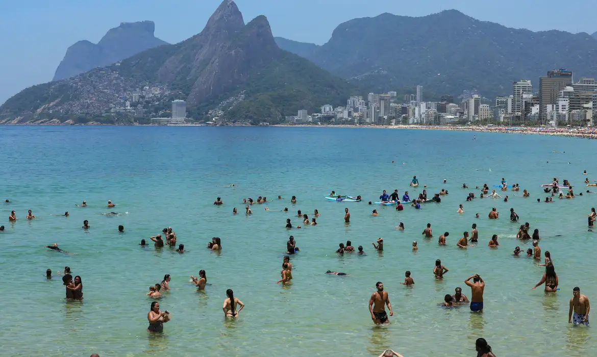 Mais de mil pessoas são resgatadas no mar do Rio durante o carnaval