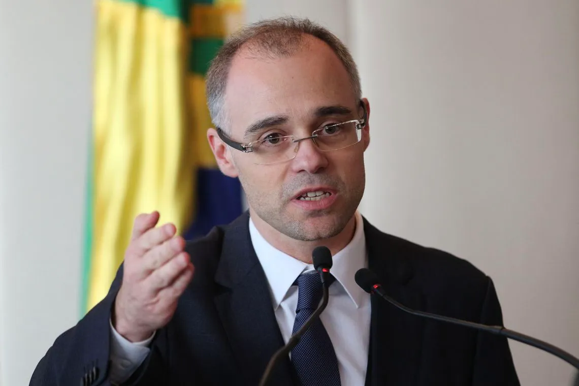 Mendonça vai na contramão de Toffoli e destrava investigações do caso Master