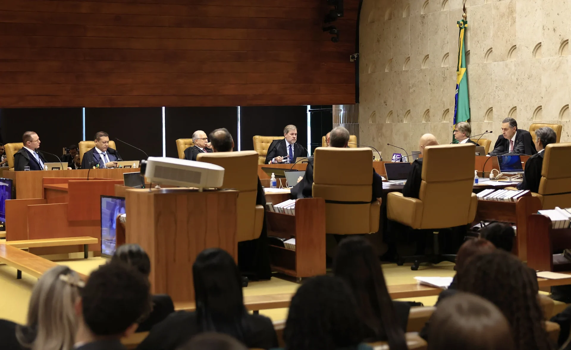 Ministros suspeitam que gravação de reunião seria parte de plano para chantagem