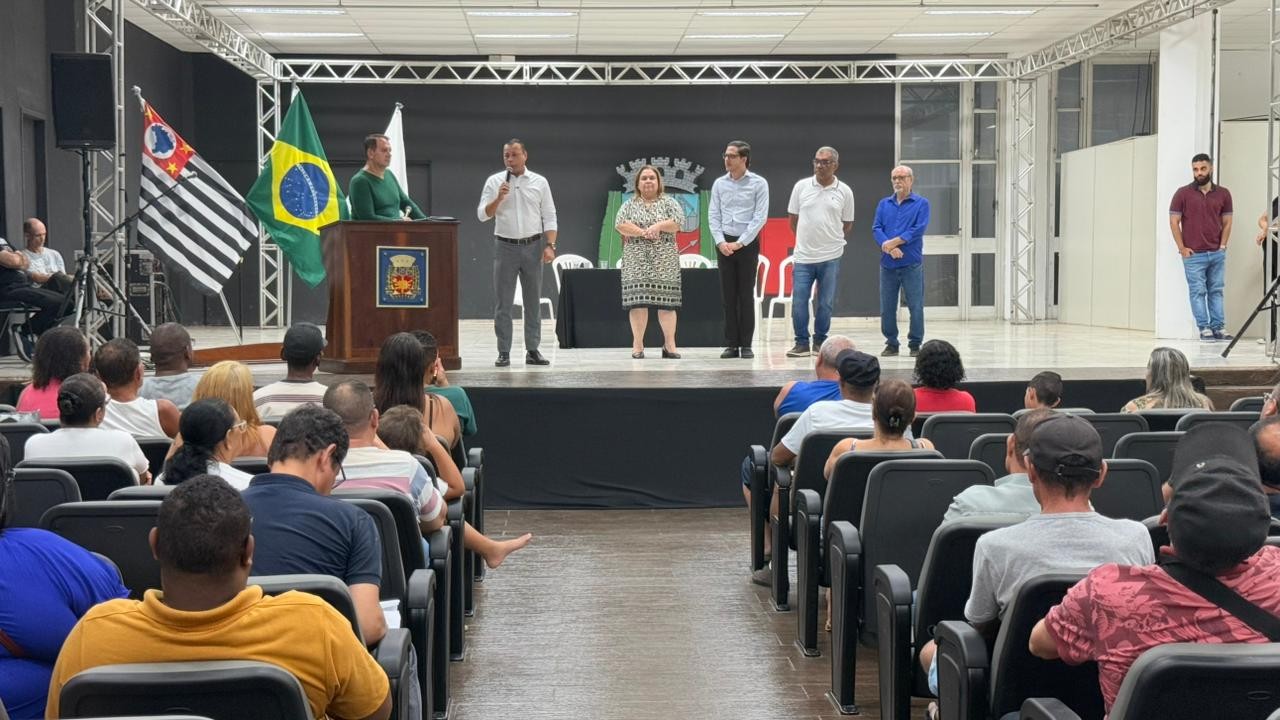 Moradores de quatro bairros de Cubatão recebem escrituras de imóveis