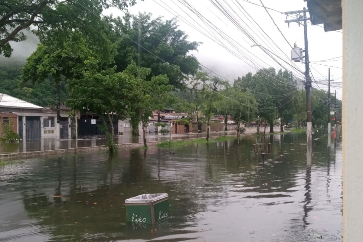 Temporal provoca deslizamento, alagamentos e deixa morros em estado de atenção no litoral de SP; VEJA