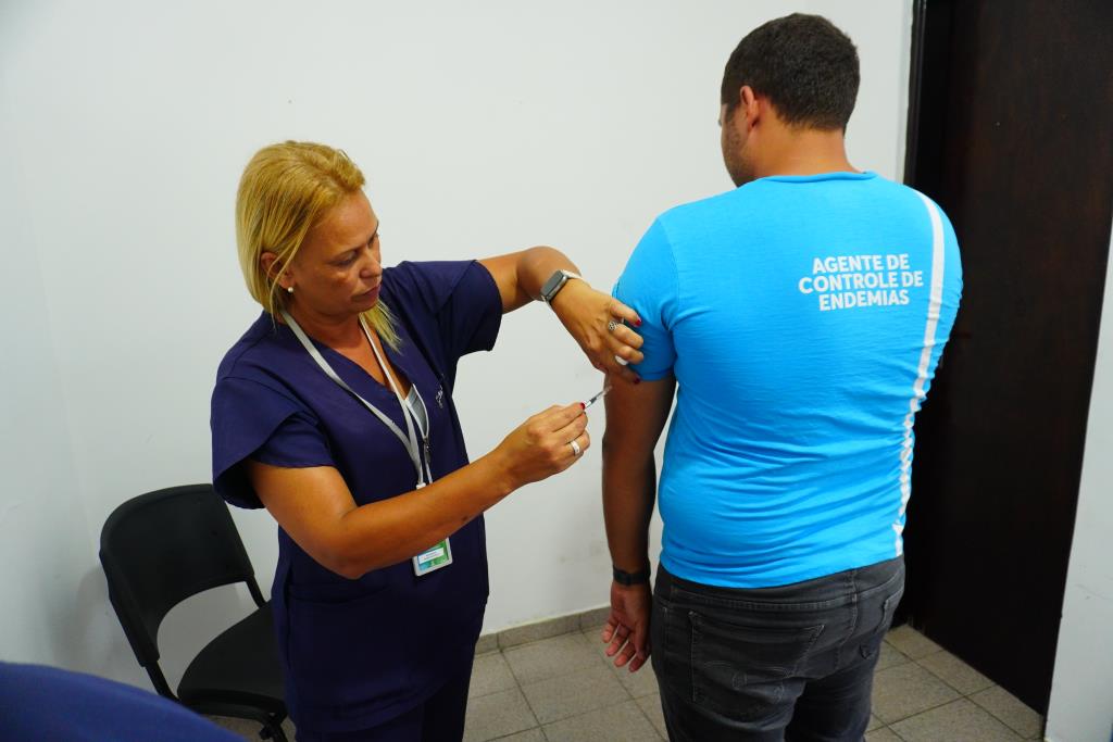 Mongaguá inicia vacinação contra a dengue com imunizante de dose única para profissionais da Atenção Primária