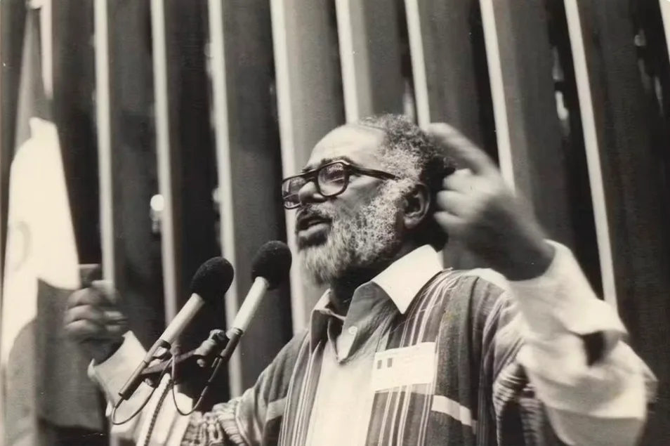 112 anos do nascimento do ex-senador; hoje Senado tem apenas 24 negros