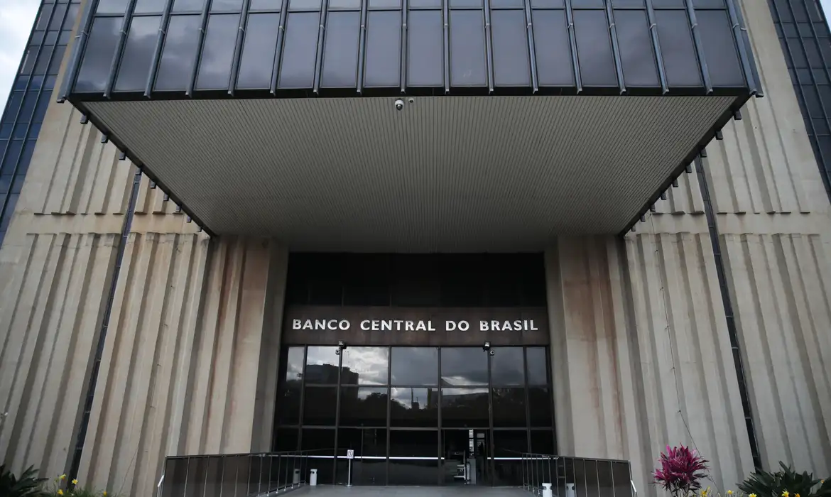 Mercado eleva previsão de inflação para 2026 e reduz expectativa de cortes na Selic
