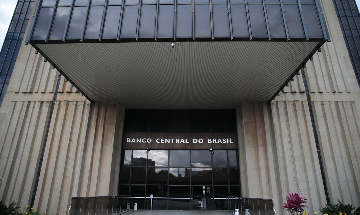 Boletim Focus: Mercado reduz expectativa de corte da Selic após tensão no Oriente Médio