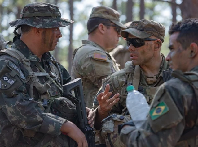 Brasil e EUA fazem treinamento militar em meio a tensão sobre facções