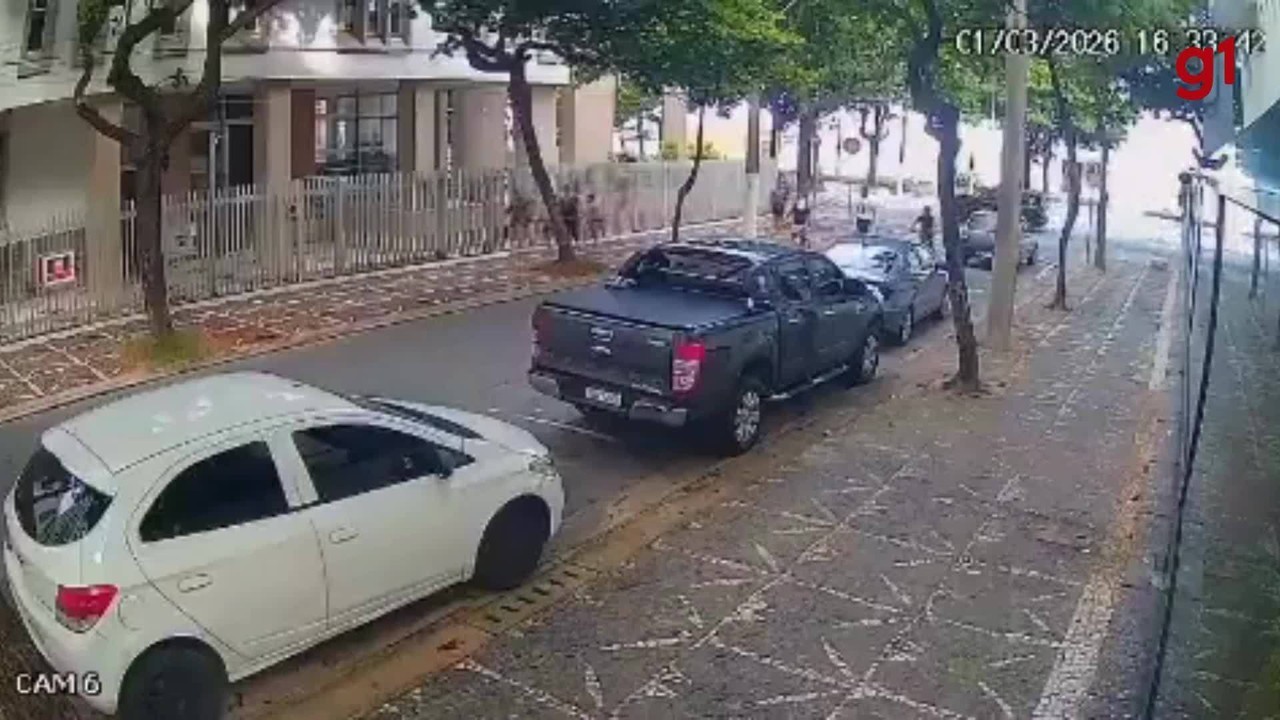 Câmera registra criminosos rendendo mulheres com crianças no litoral de SP; VÍDEO