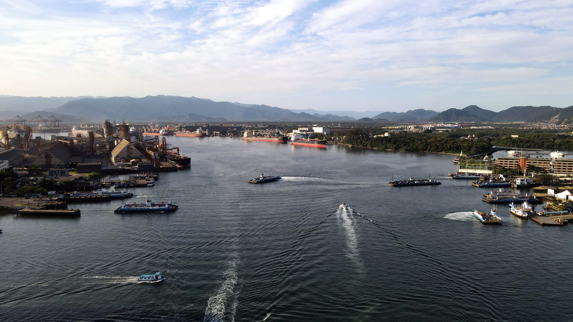 Colisão entre navio e balsas no Porto de Santos expõe falta de sistema que organiza o tráfego