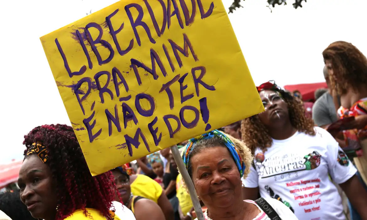 De descrédito ao feminicídio, entenda como a misoginia afeta a saúde mental e física das mulheres