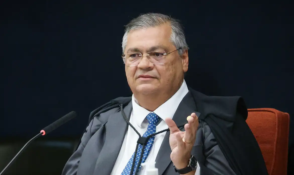 Dino questiona possível uso de emendas parlamentares em filme sobre Bolsonaro