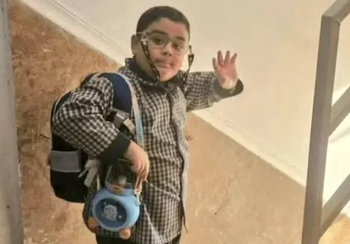 Foto de menino iraniano acenando para a mãe antes de morrer em bombardeio viraliza
