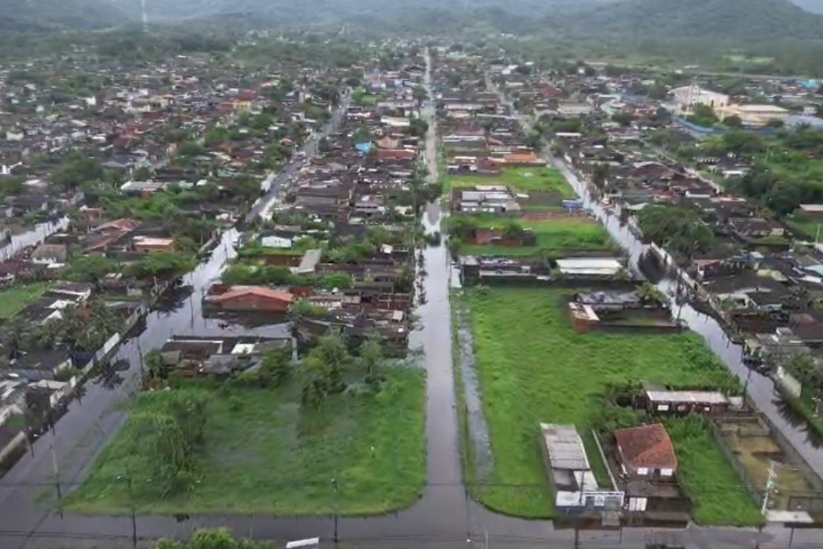 Maior chuva em 10 anos: temporal deixa quase 500 desalojados e ruas debaixo d’água em Peruíbe