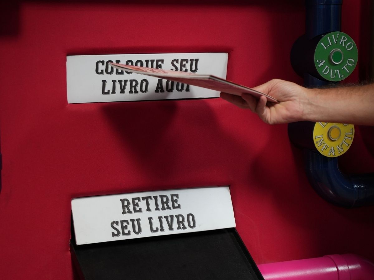Máquina que transforma livro já lido em outro exemplar chega em Santos; entenda com funciona