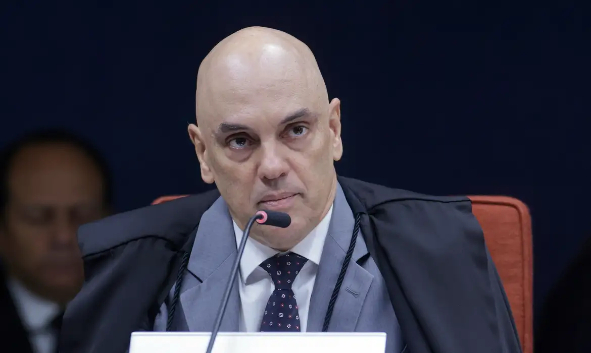Moraes atende pedido da PM e amplia restrição a drones em área da casa de Bolsonaro