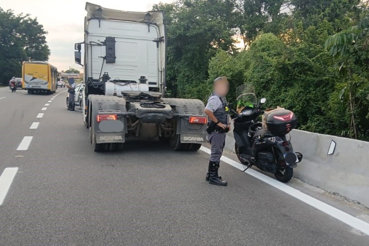 Motociclista morre atropelado por carreta na Interligação Baixada