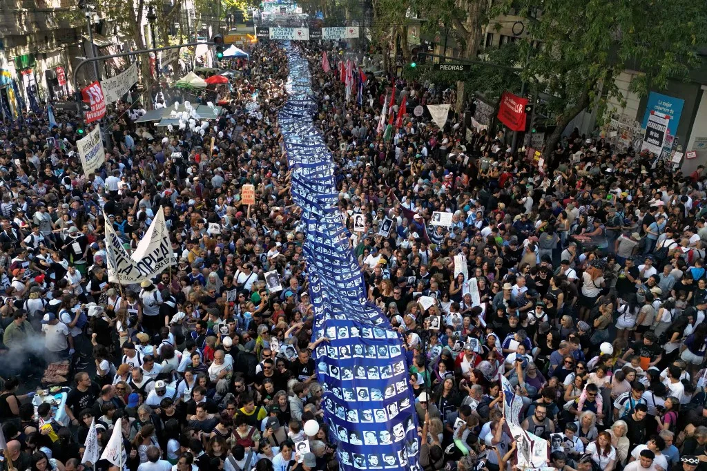 Multidão exige memória, verdade e justiça nos 50 anos do golpe na Argentina