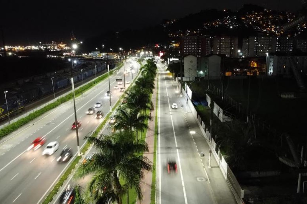 Obras da Sabesp alteram o trânsito na Avenida Martins Fontes, em Santos