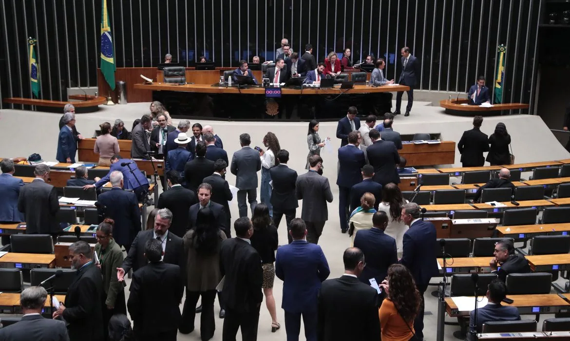 PL de Tabata que considera antissemitismo criticar Israel tem retirada de assinaturas