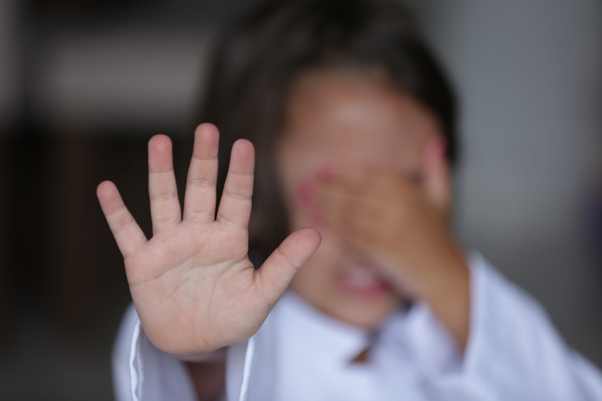 Pai é preso suspeito de vender conteúdos sexuais da filha de 6 anos
