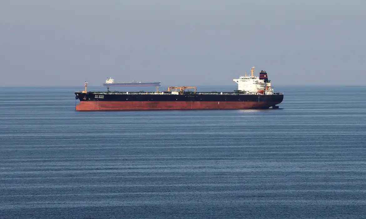 Petróleo recua abaixo de US$ 100 após anúncio de trégua