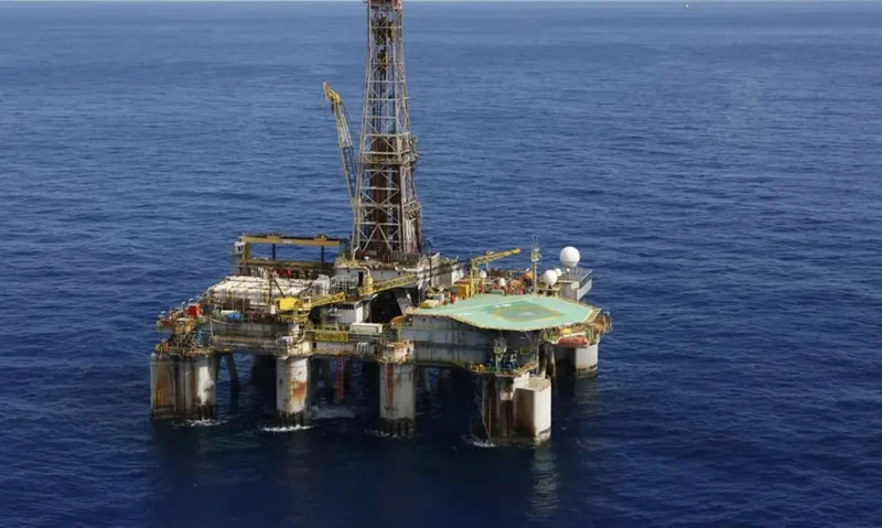 Petróleo sobe 10% e operadores dizem que pode ir a US$ 100 por guerra no Golfo