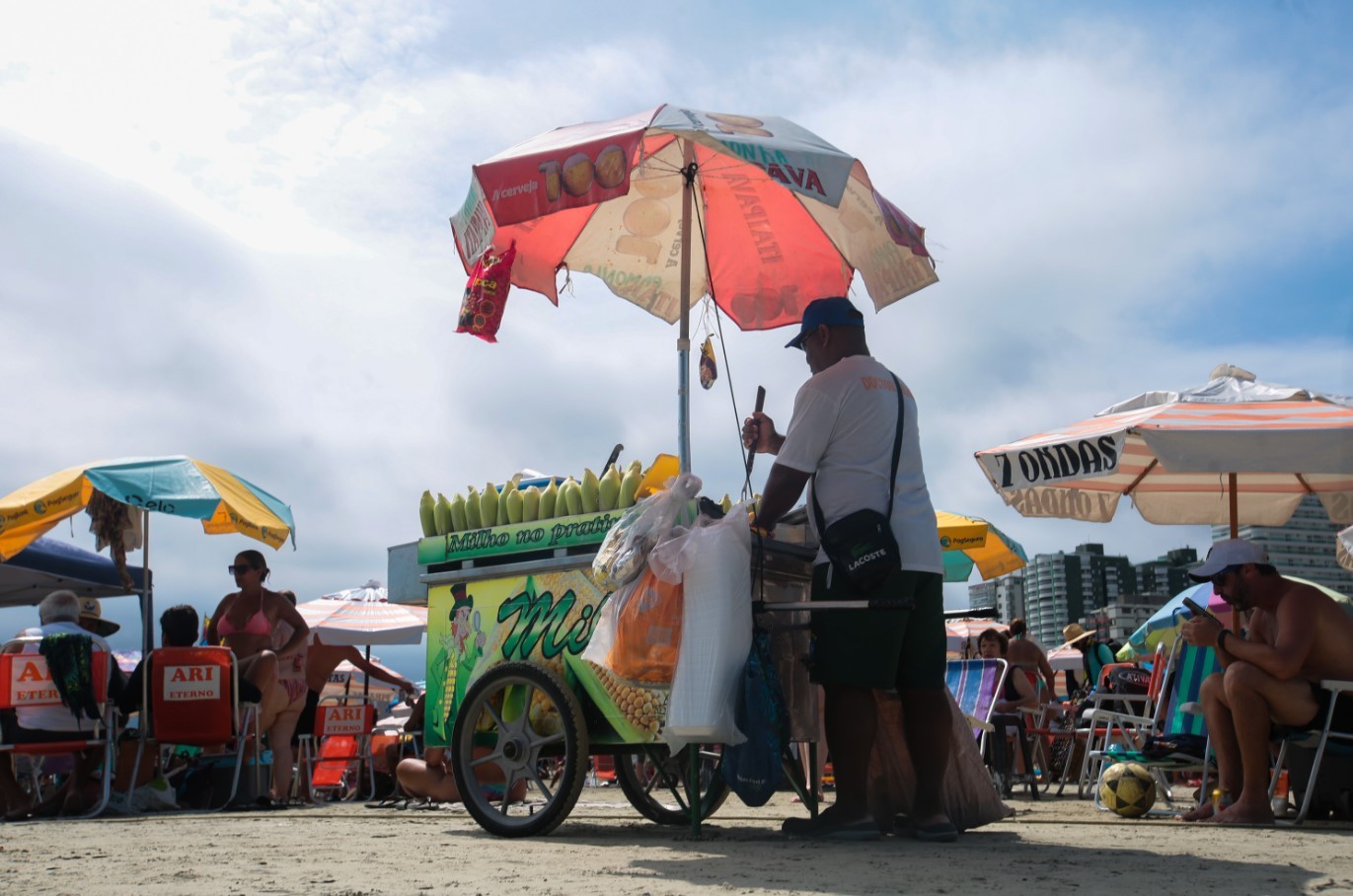 Praia Grande libera quase 600 ambulantes e tem regras para vendas