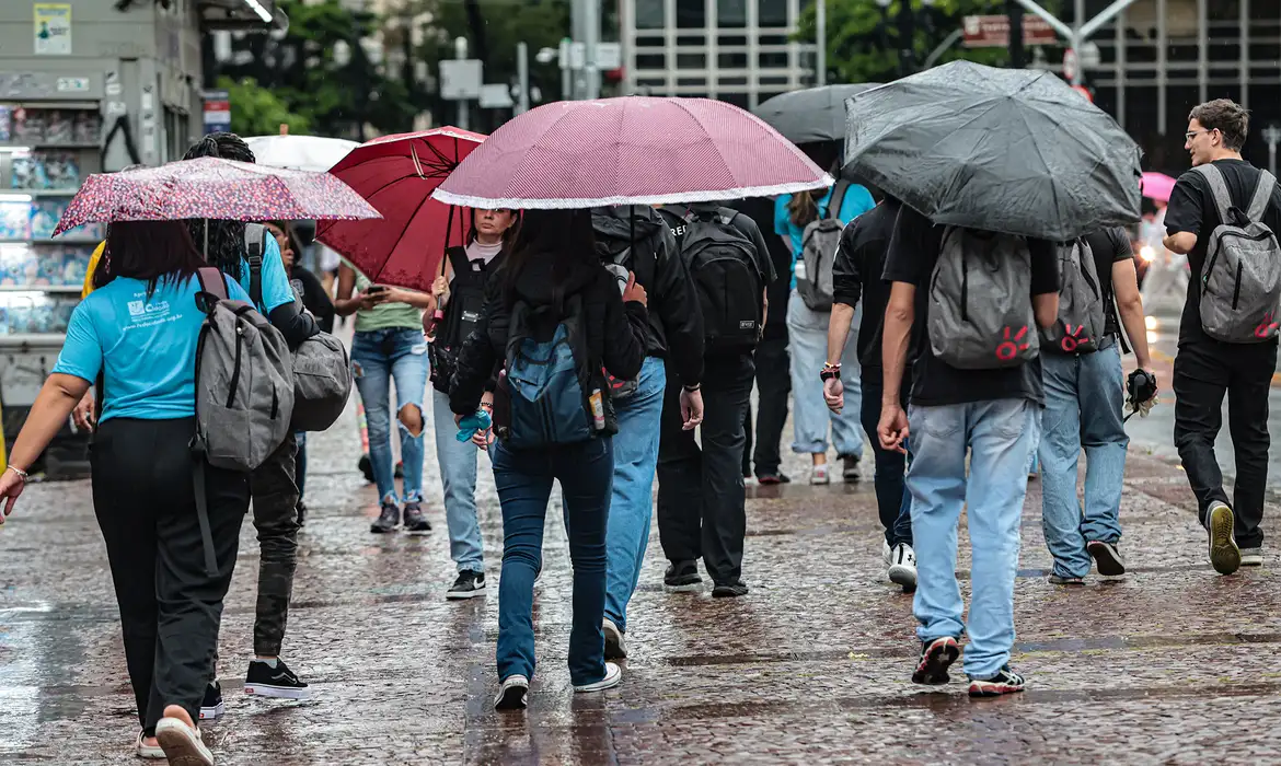 Previsão do tempo: calor e umidade mantêm risco de temporais